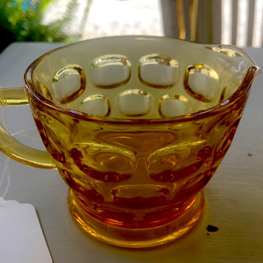 LE Smith creamer gold texture design